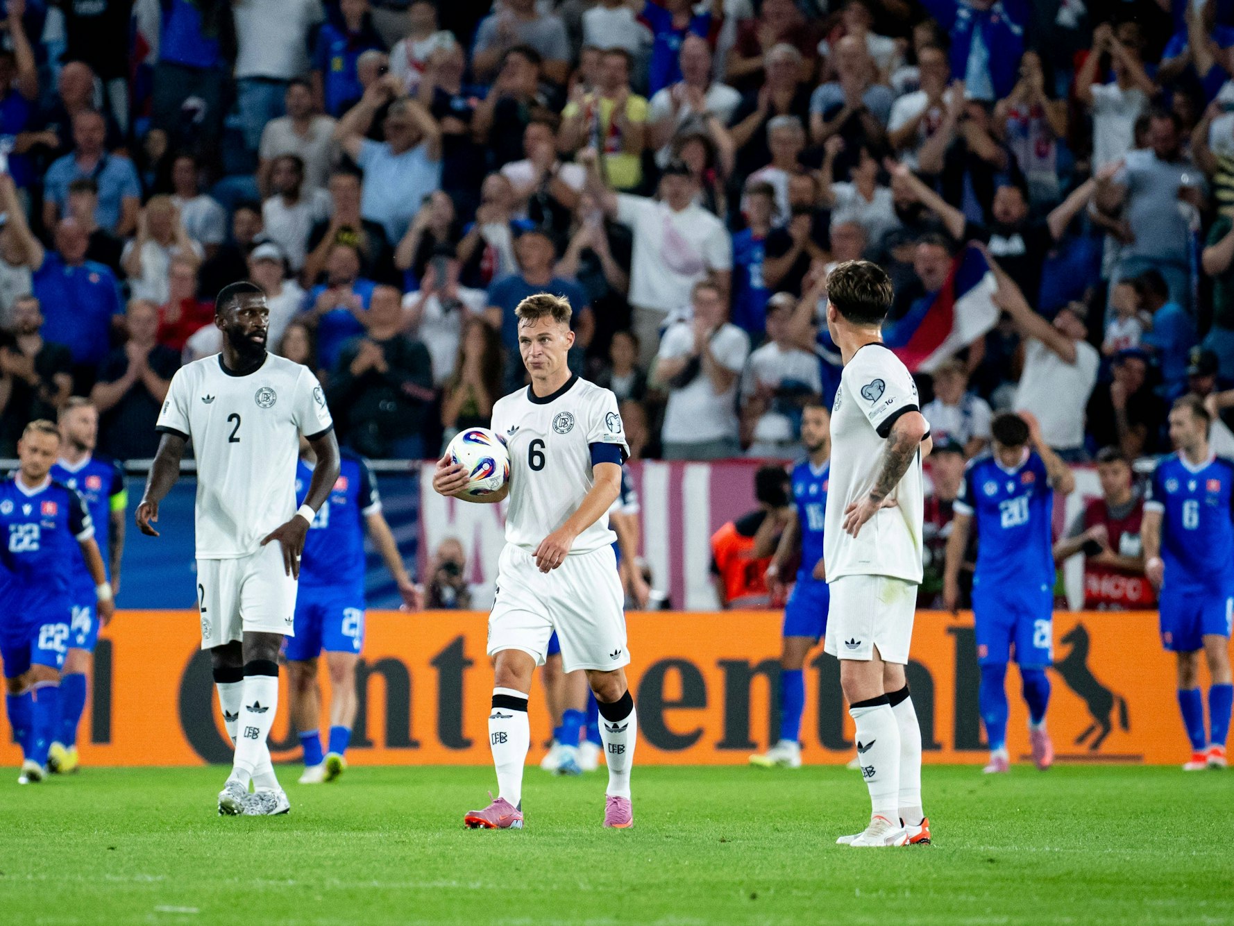 Antonio Rüdiger, Joshua Kimmich und Angelo Stiller konsterniert nach einem Gegentor.