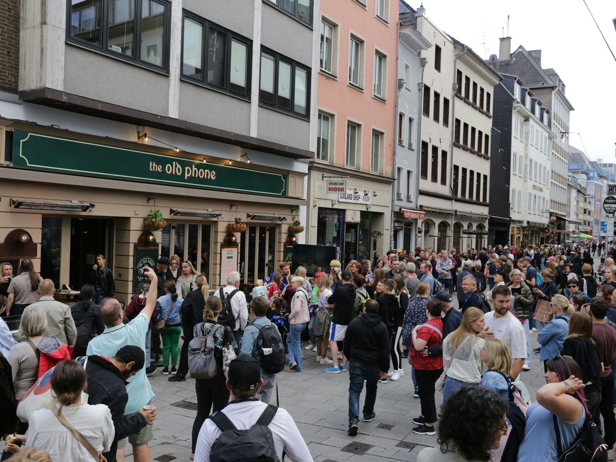 Vor dem Düsseldorfer Irish Pub „O' Reilly's“, das für ein Wochenende „The Old Phone“ (benannt nach Ed Sheerans Song) heißt, war am Freitag viel los. Die Schlange der wartenden Fans reichte bis zum Bolker Stern.
