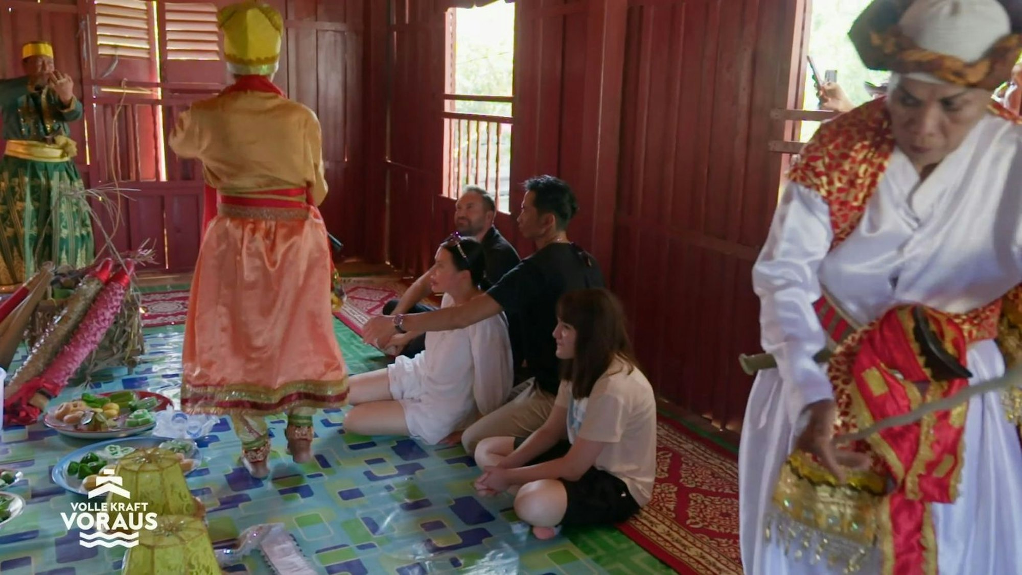 Kann ein Ritual Djamila und Tochter Jayda wieder näher zusammenbringen? (Bild: VOX/ Screenshot)