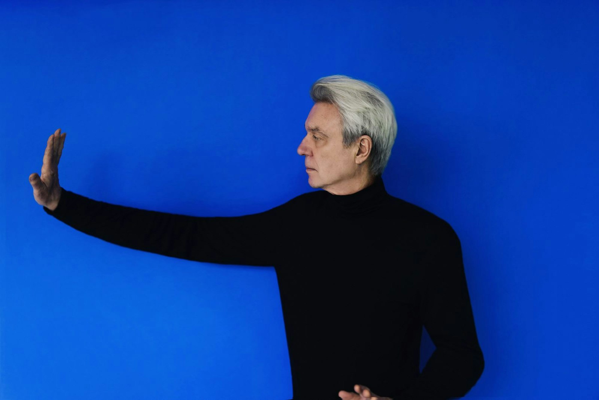 Ex-Talking-Heads-Star David Byrne kehrt mit seinem neuen Album „Who Is The Sky?“ zurück - und scheut sich dabei nicht vor Orchester-Pop. (Bild: Shervin Lainez / Beggars Group)