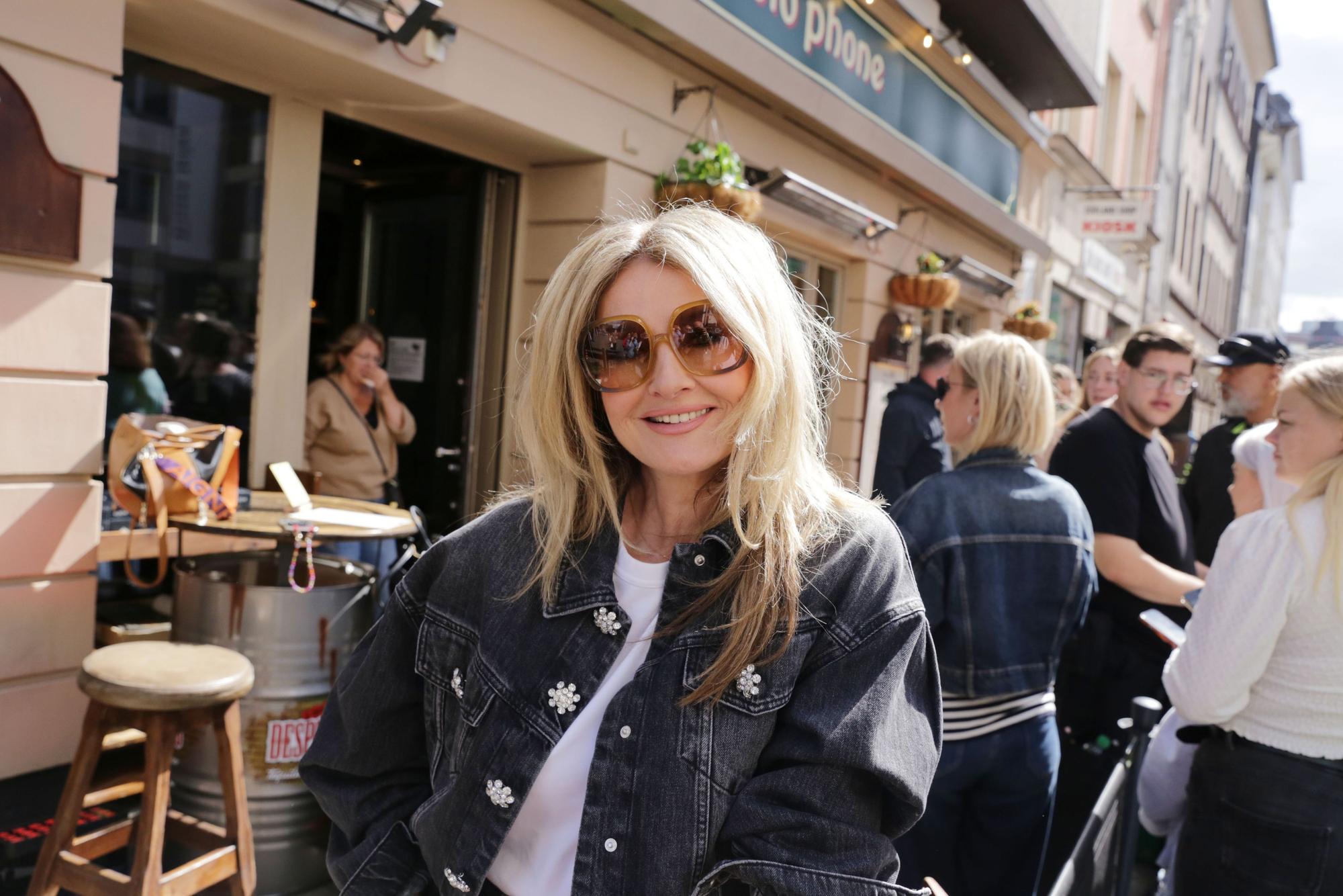 RTL Exclusiv-Moderatorin Frauke Ludowig hatte vor dem Minikonzert ein Interview mit Ed Sheeran im Irish Pub.