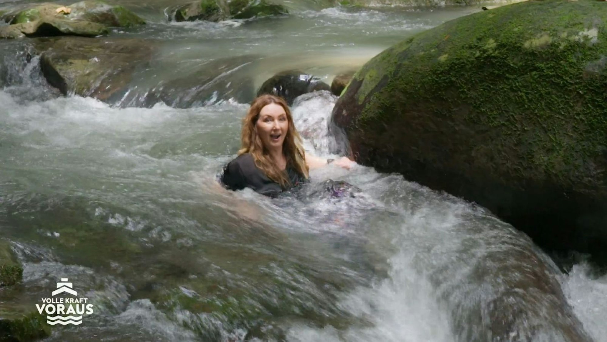 Ein Meilenstein für Ranka: Sie schafft es ohne ihre Schwester zum Wasserfall im Dschungel. (Bild: VOX/ Screenshot)