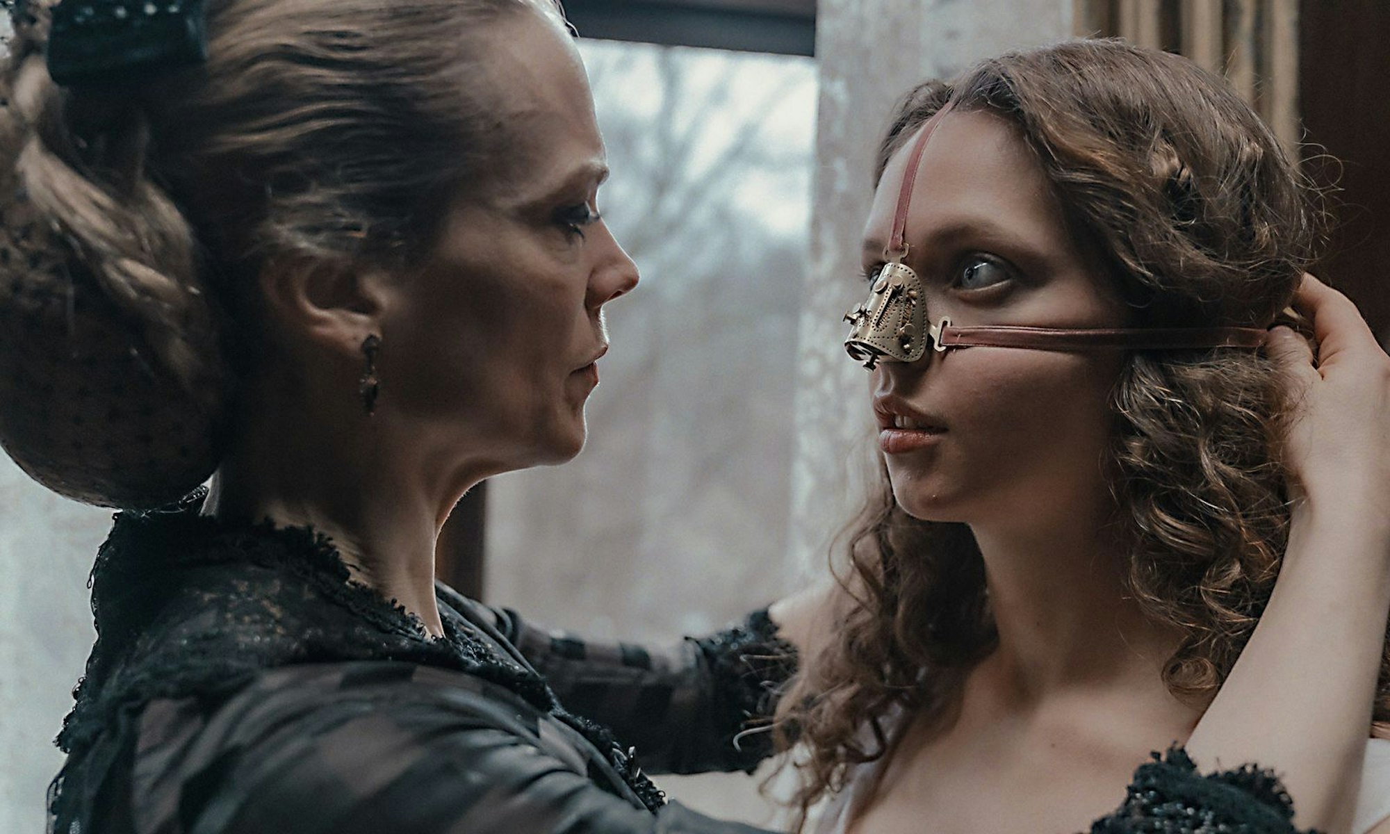 Elvira (Lea Myren, rechts) will schön sein - und wer schön sein will, muss bekanntlich leiden. (Bild: Capelight Pictures/Lukasz Bak)