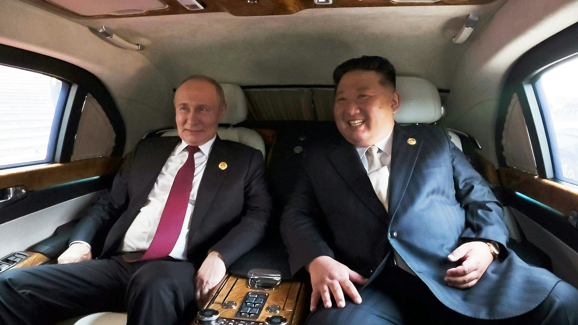 Die von der staatlichen nordkoreanischen Nachrichtenagentur KCNA am 04.09.2025 zur Verfügung gestellte Aufnahme zeigt nach Angaben von KCNA Kim Jong Un, Machthaber in Nordkorea, und den russischen Präsident Wladimir Putin in einem Fahrzeug im Rahmen einer Militärparade zum Gedenken an den 80. Jahrestag der Kapitulation Japans im Zweiten Weltkrieg.