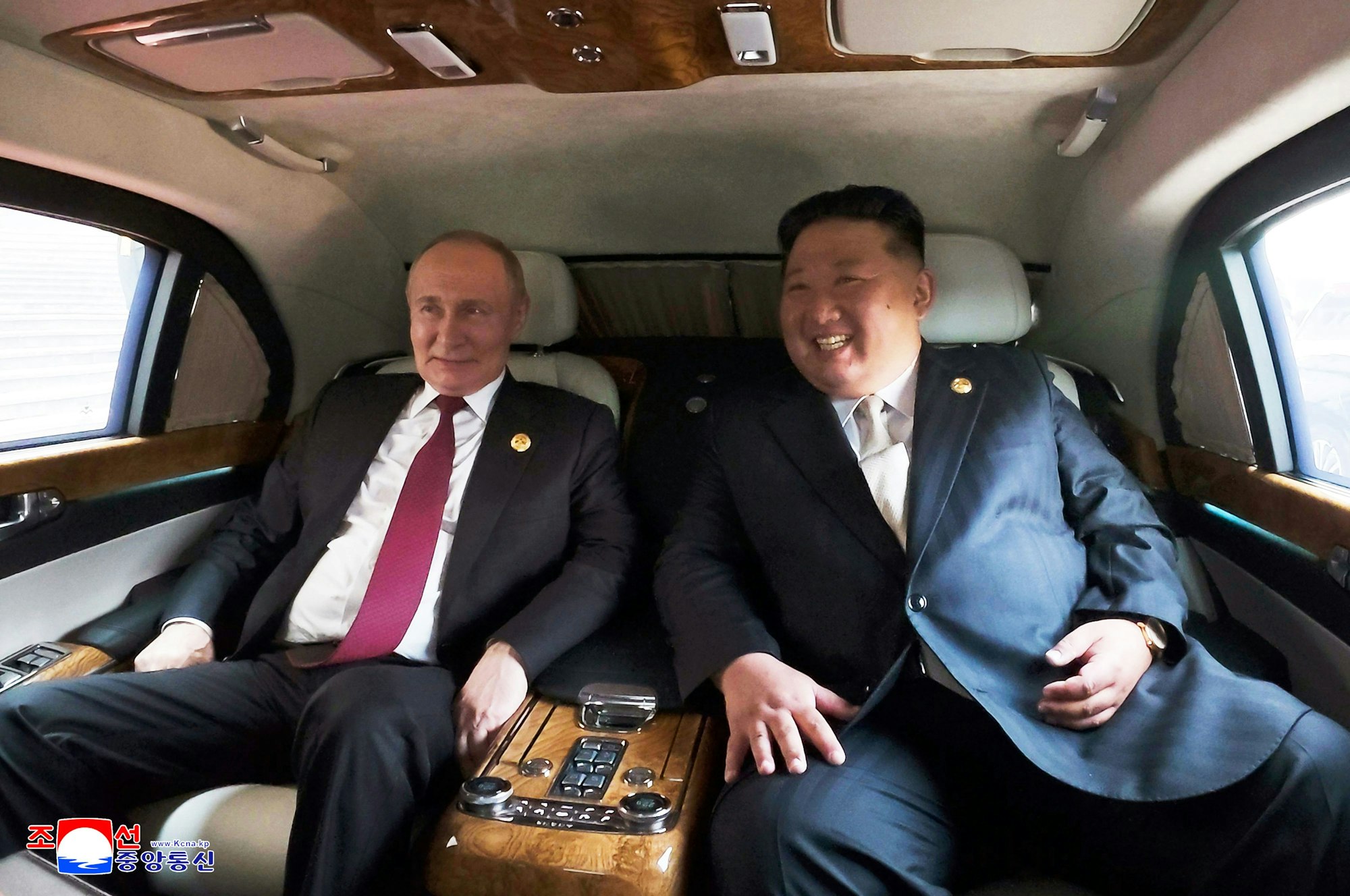 Die von der staatlichen nordkoreanischen Nachrichtenagentur KCNA am 04. September 2025 zur Verfügung gestellte Aufnahme zeigt Kim Jong Un, Machthaber in Nordkorea, und den russischen Präsidenten Wladimir Putin in einem Fahrzeug im Rahmen einer Militärparade zum Gedenken an den 80. Jahrestag der Kapitulation Japans im Zweiten Weltkrieg.