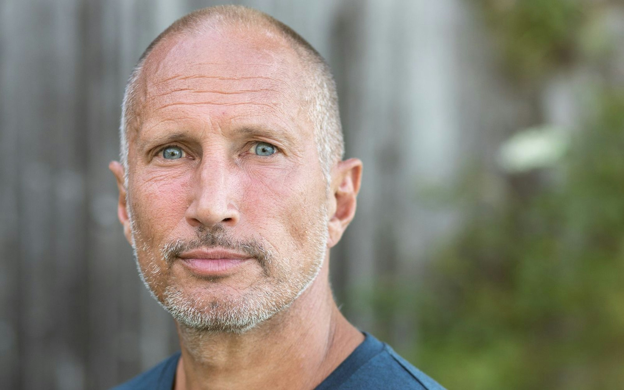 Normalerweise sieht man sein Gesicht auf Leinwand und Bildschirm - in der Dokureihe „Erlebnis Erde: Faszination Europa“ hört man jedoch nur seine Stimme. Schauspielstar Benno Fürmann vertonte spektakuläre Tierfilme und teilt im Interview seine Begeisterung und seinen besonderen Zugang zur Natur. (Bild: Thomas Koy)