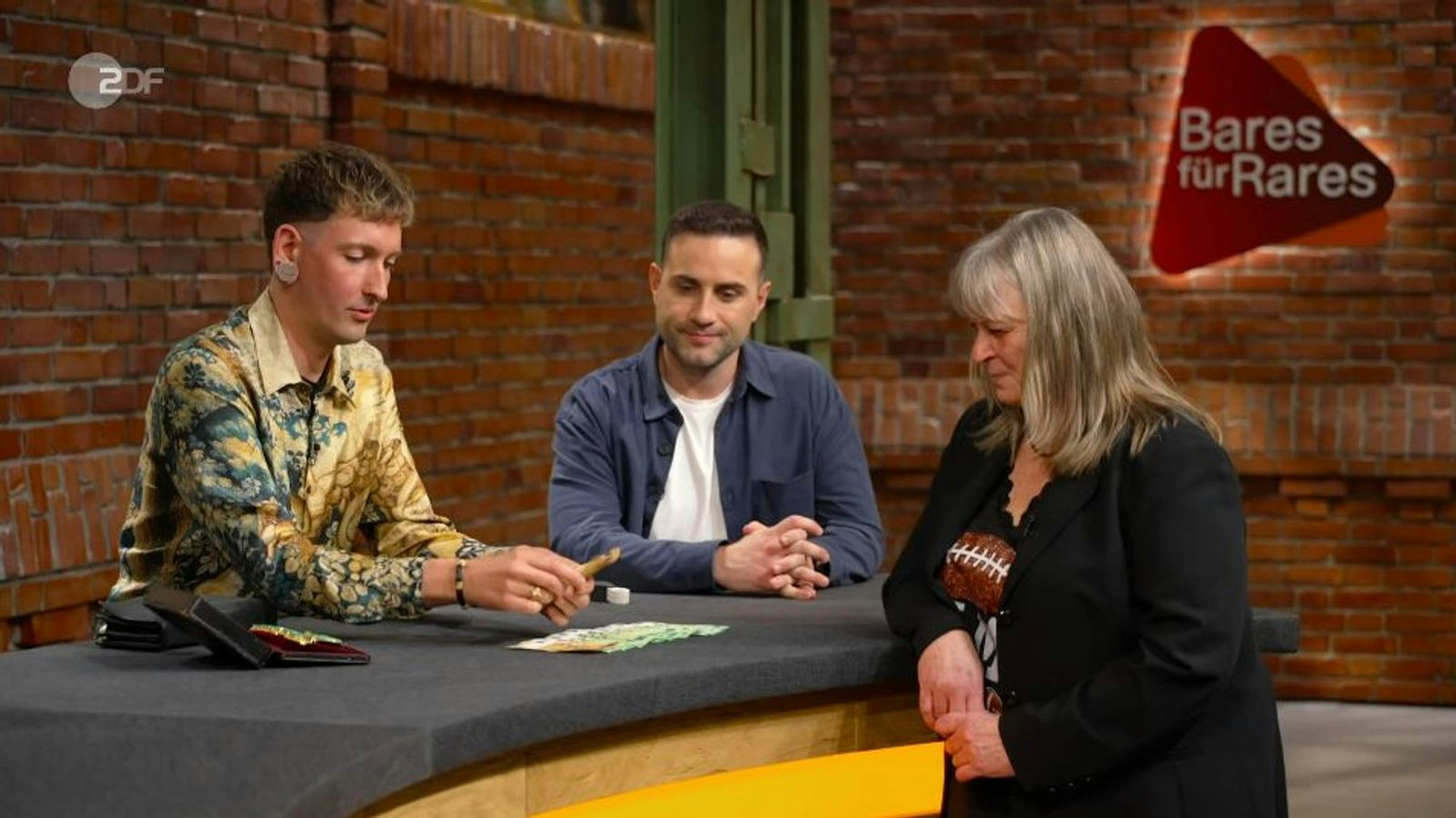 Fabian Kahl (links) sicherte sich für 4.200 Euro den Zuschlag. Die beiden Verkäuferinnen waren überwältigt. (Bild: ZDF)