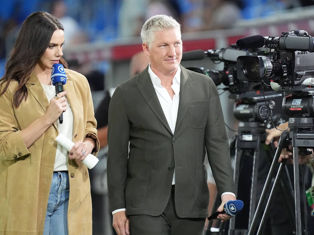 Esther Sedlaczek mit Bastian Schweinsteiger vor TV-Kameras.