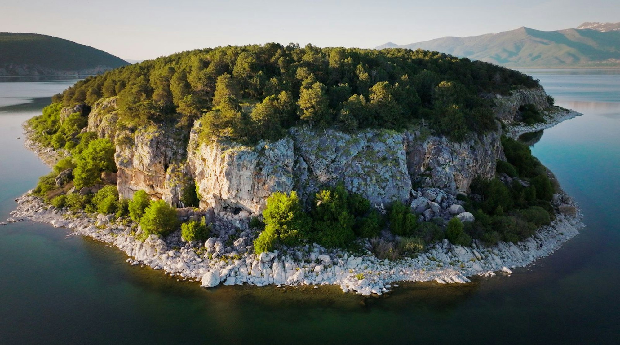 Nein, das ist nicht Fantasy Island, sondern die reale Insel Golem Grad im nordmazedonischen Teil des Großen Prespasees nahe dem Dreiländereck Nordmazedonien, Albanien und Griechenland. (Bild: WDR/Light & Shadow GmbH)