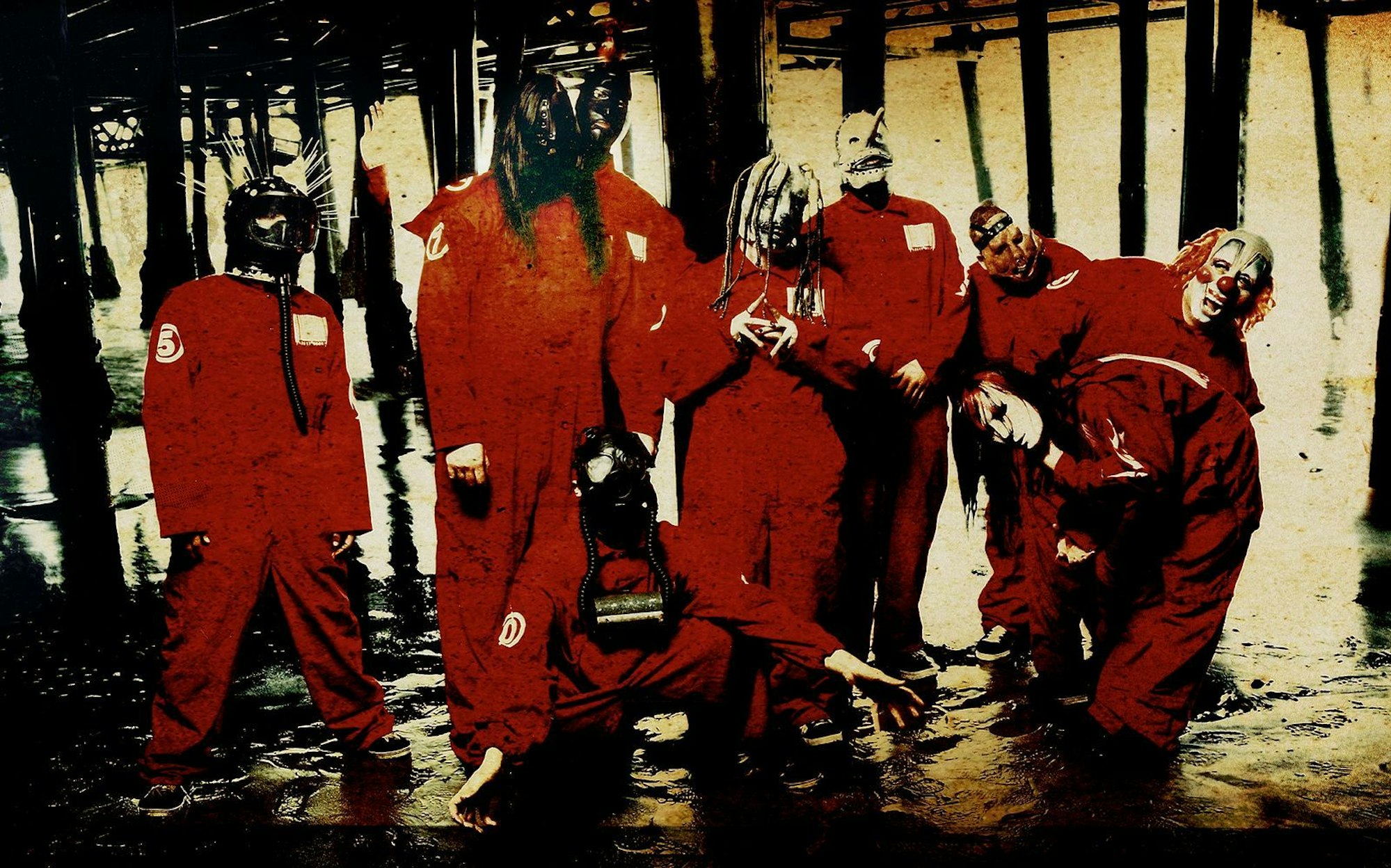 Slipknot um die Jahrtausendwende: Vor 25 Jahren veröffentlichten die Metal-Ikonen ihr selbstbetiteltes Debüt. Zum Jubiläum legen sie die stilbildende Platte neu auf. (Bild: Dean Karr)