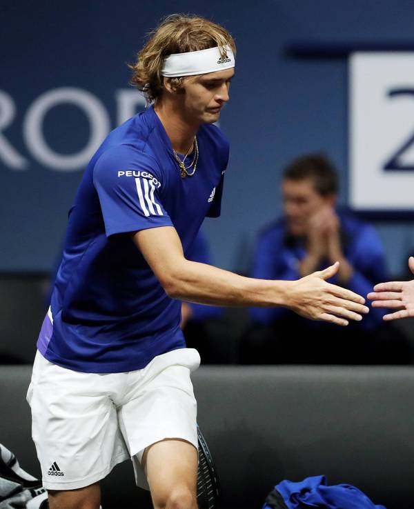 Björn Borg und Alexander Zverev klatschen ab.
