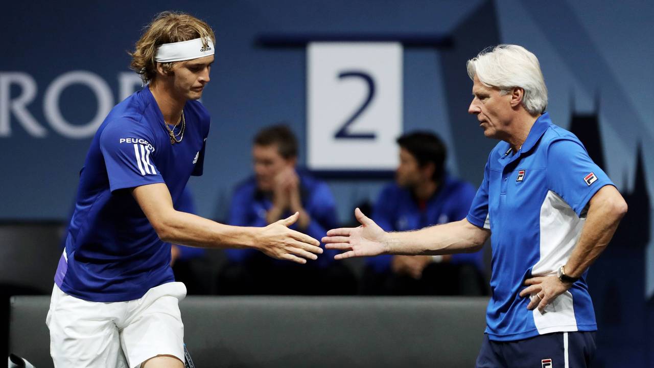 Björn Borg und Alexander Zverev klatschen ab.