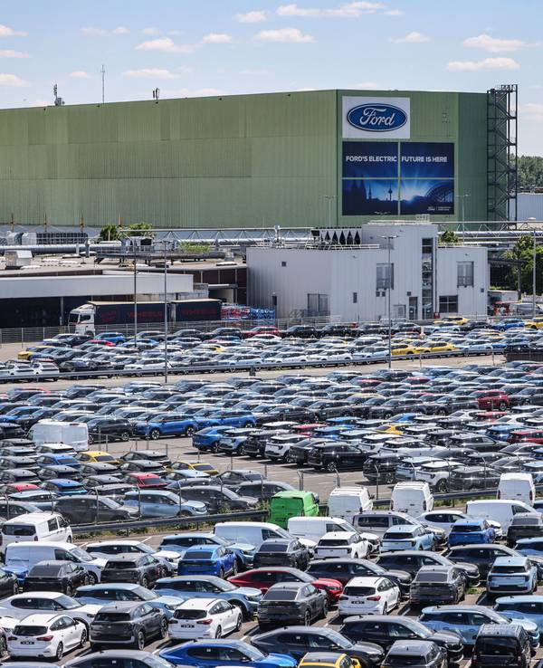Neuwagen stehen auf dem Gelände von Ford in Köln.