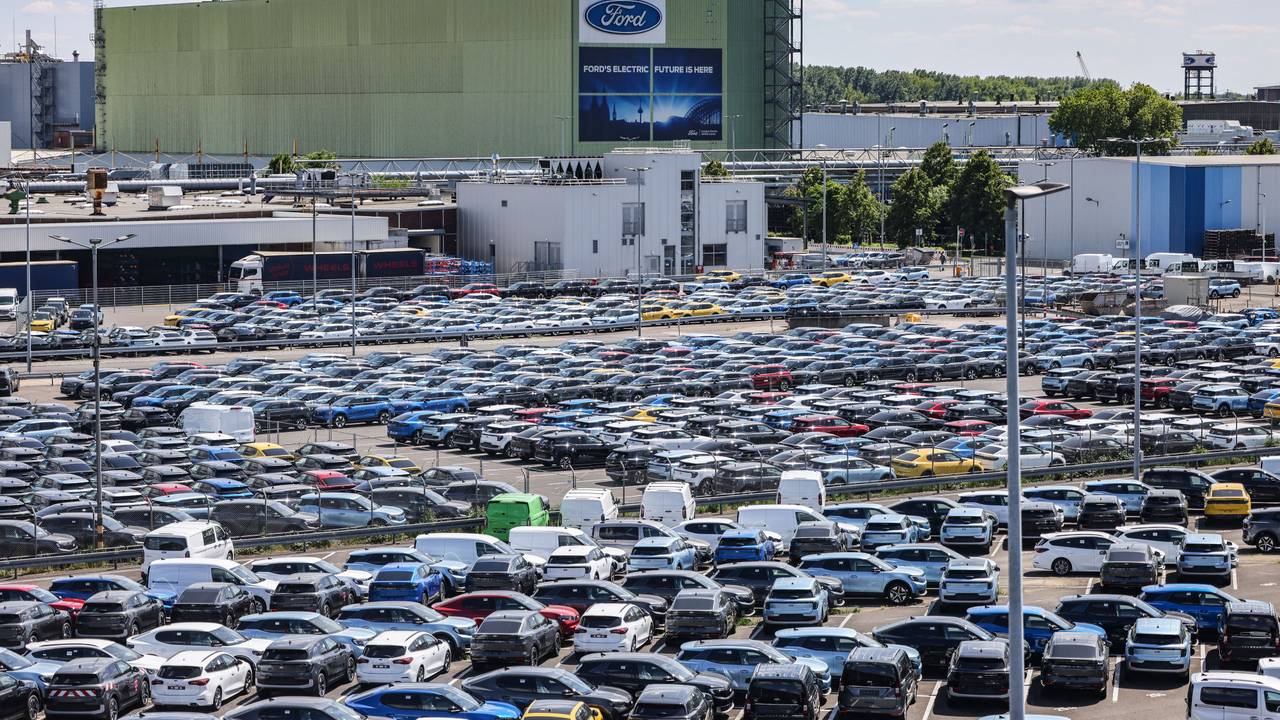 Neuwagen stehen auf dem Gelände von Ford in Köln.
