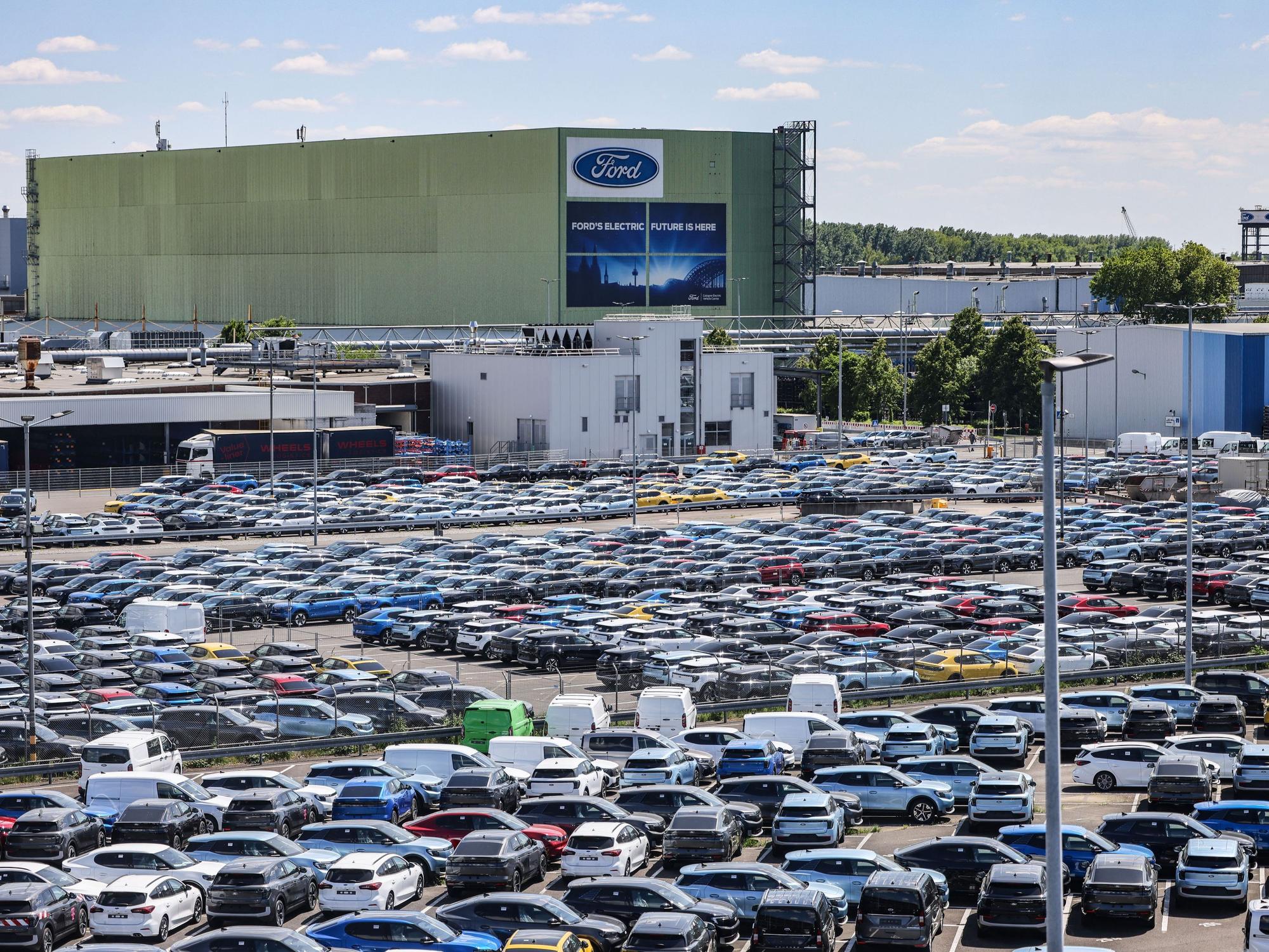 Neuwagen stehen auf dem Gelände von Ford in Köln.