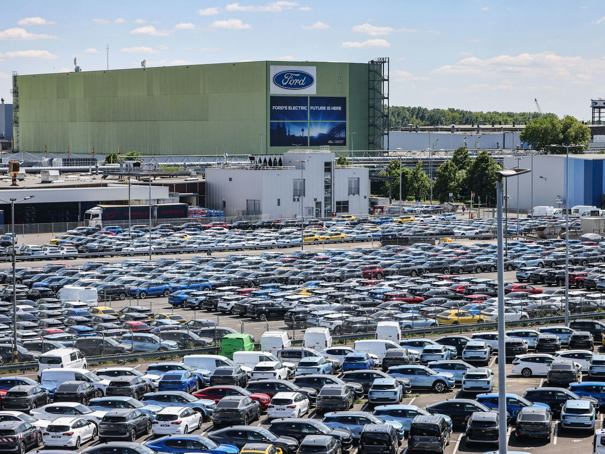 Neuwagen stehen auf dem Gelände von Ford in Köln.