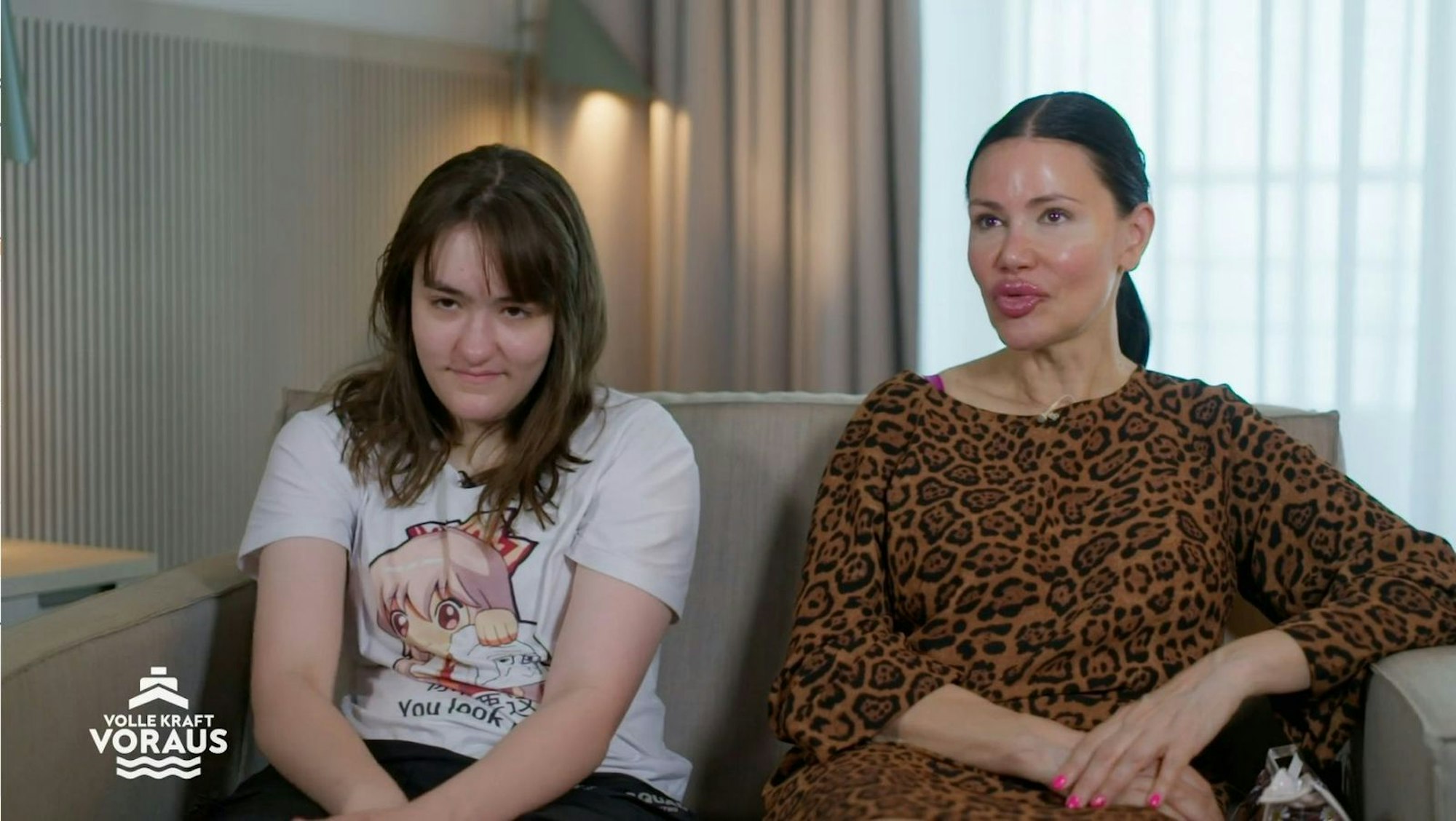 Sprachen-Nerd und Modemuffel auf der einen, Realitystar und Beauty-Fan auf der anderen Seite: Jayda (links) und Djamila Rowe leben in zwei verschiedenen Welten. (Bild: VOX/ Screenshot)