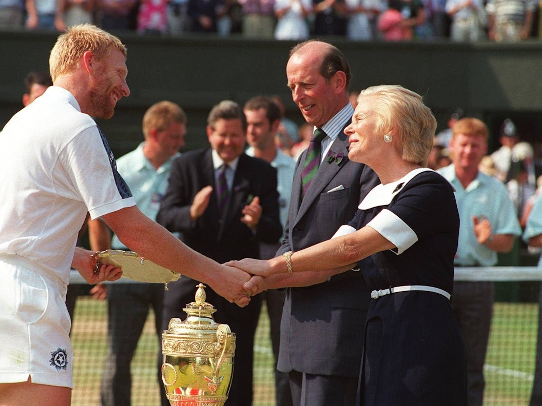 Wimbledon-Legende Katharine, Herzogin von Kent, gratuliert 1995 Boris Becker zum zweiten Platz. Das Finale gewann damals Pete Sampras.