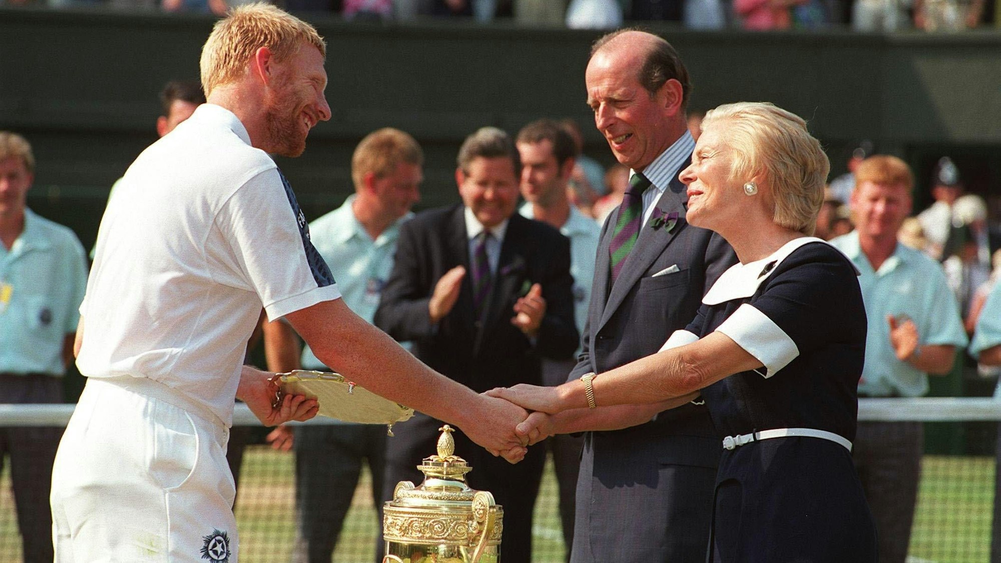 Wimbledon-Legende Katharine, Herzogin von Kent, gratuliert 1995 Boris Becker zum zweiten Platz. Das Finale gewann damals Pete Sampras.