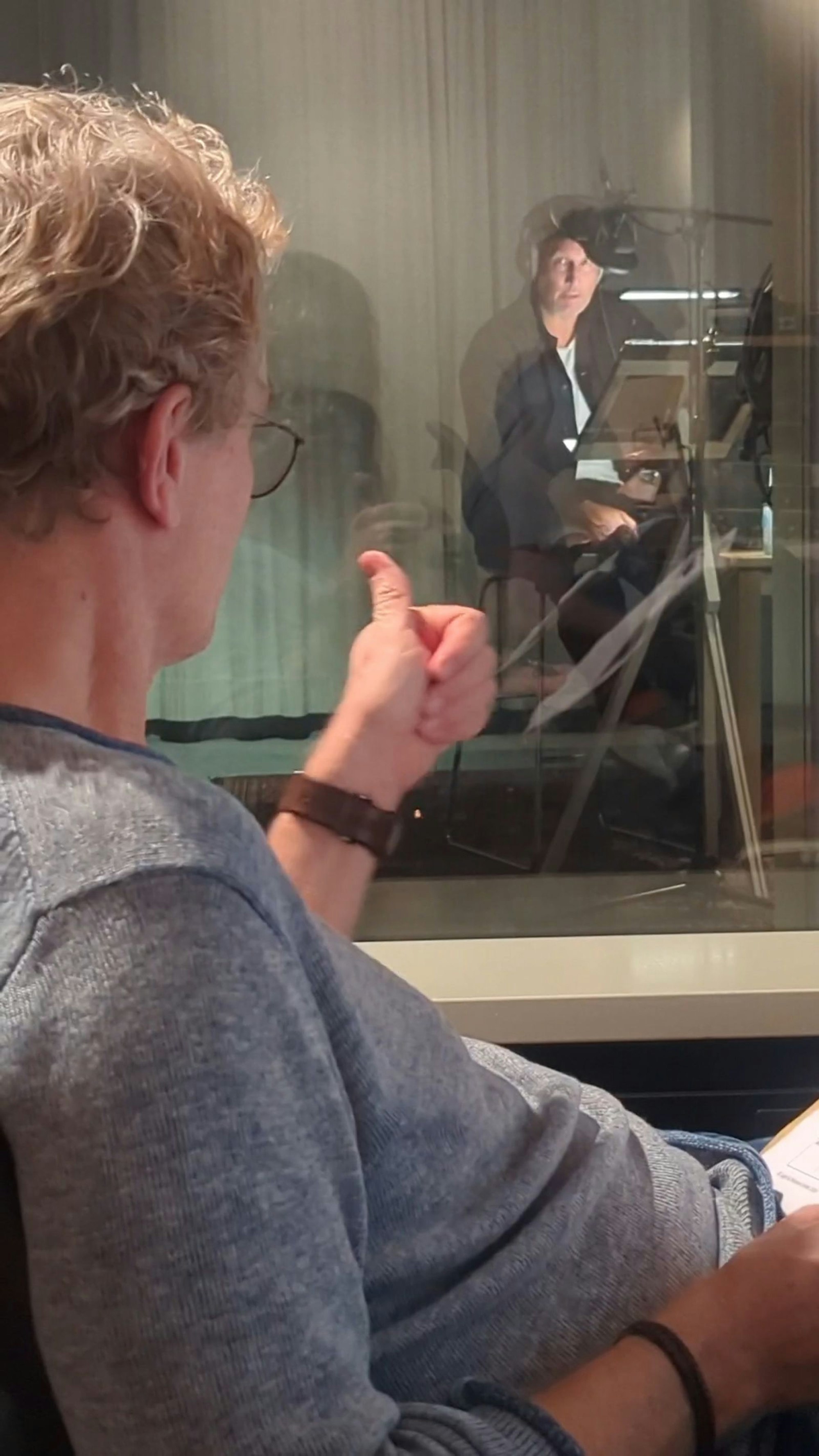 Schauspieler und Sprecher Benno Fürmann (rechts) bekommt während der Sprachaufnahmen zu „Erlebnis Erde: Faszination Europa“ einen Daumen-hoch von Tierfilmer und Regisseur Christian Baumeister. (Bild: lightandshwadow/WDR)
