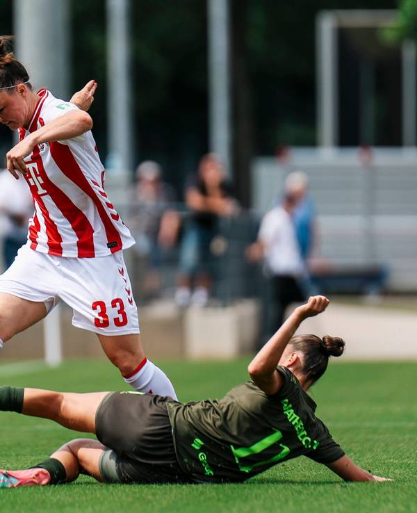 Marina Hegering (1. FC Köln) gegen Faye Lammertijn (OH Leuven) am 19. Juli beim Testspiel in Köln.