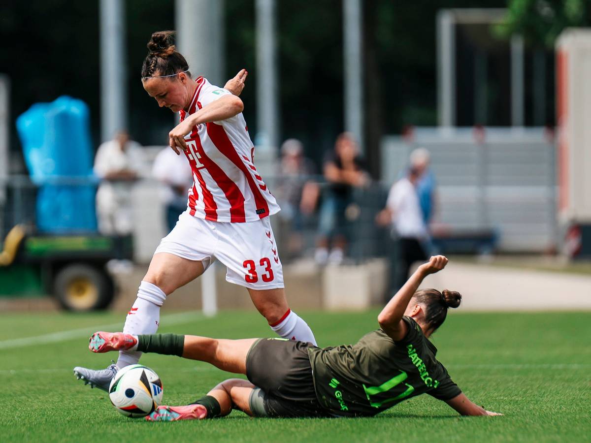 Marina Hegering (1. FC Köln) gegen Faye Lammertijn (OH Leuven) am 19. Juli beim Testspiel in Köln.