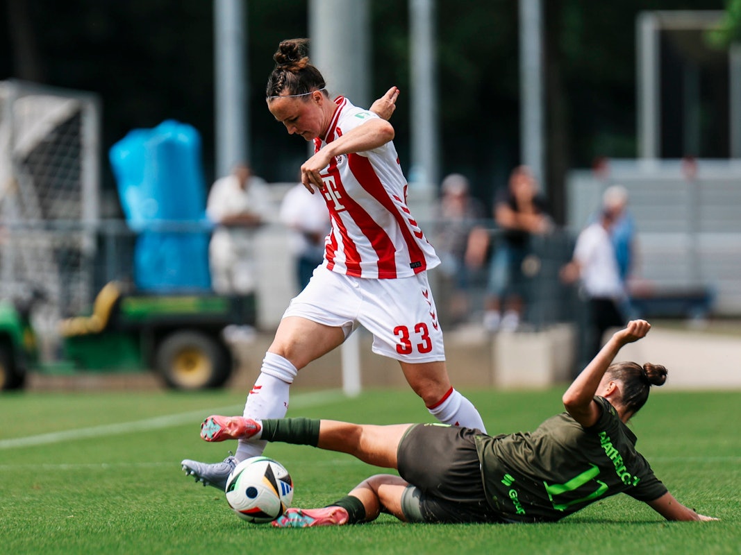 Marina Hegering (1. FC Köln) gegen Faye Lammertijn (OH Leuven) am 19. Juli beim Testspiel in Köln.