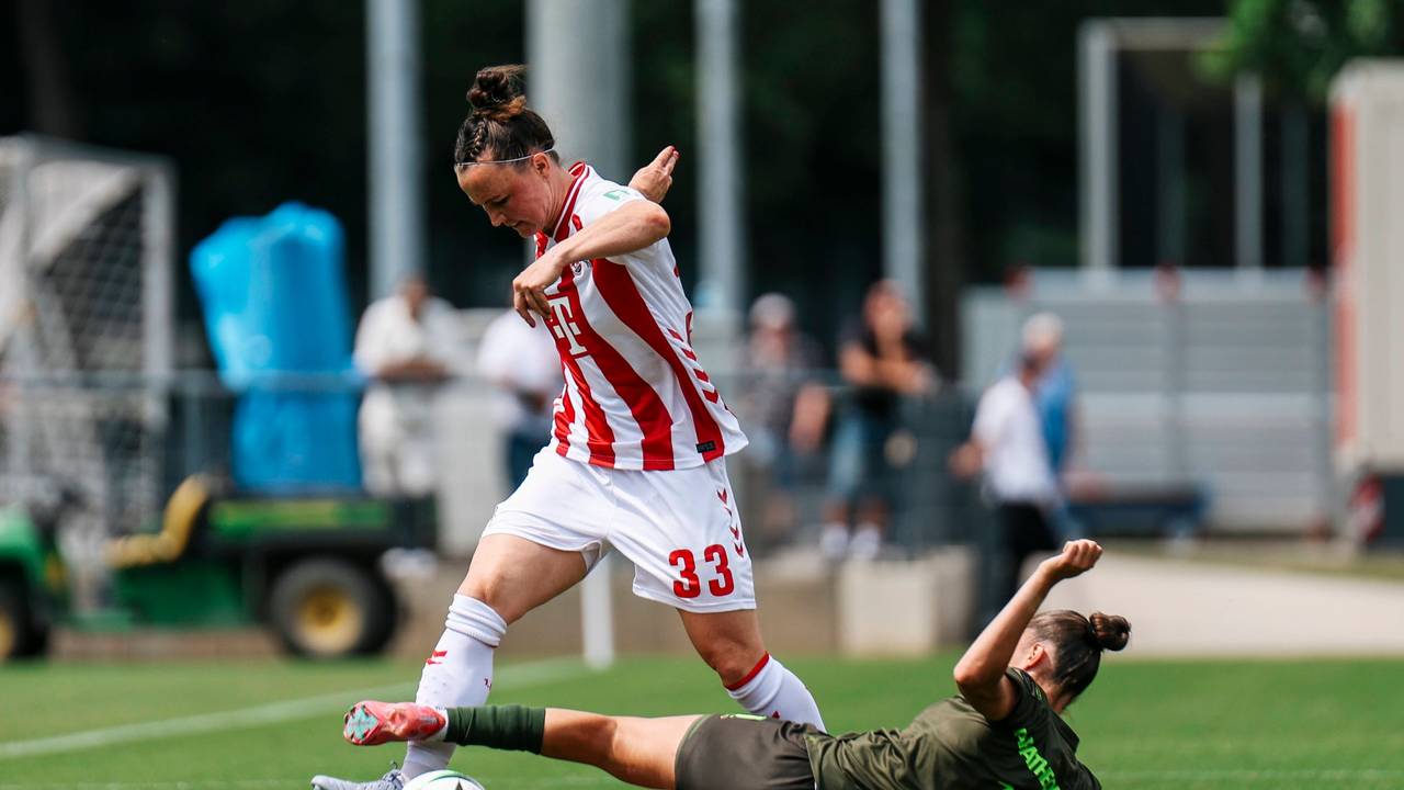 Marina Hegering (1. FC Köln) gegen Faye Lammertijn (OH Leuven) am 19. Juli beim Testspiel in Köln.