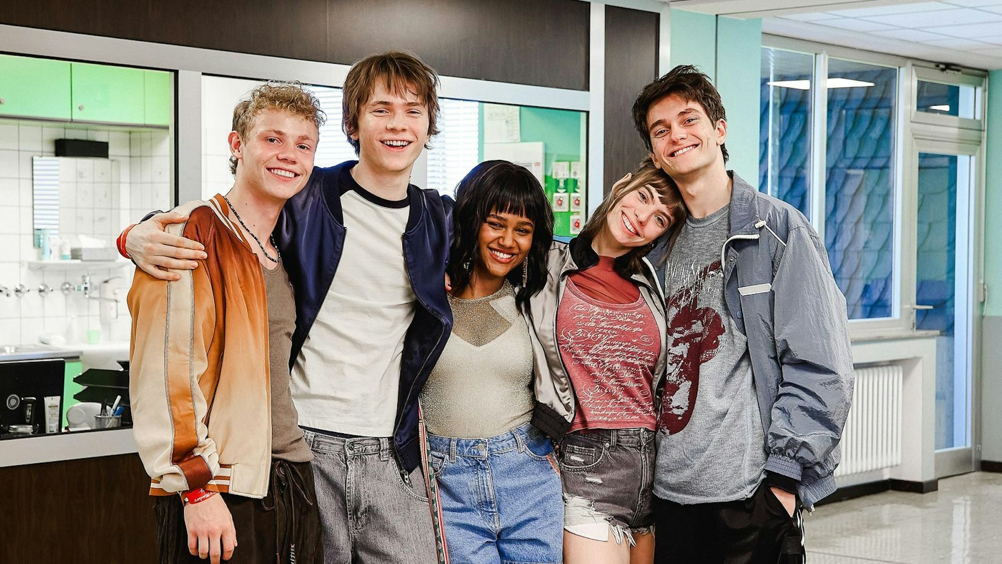 Sie bilden den neuen „Club der roten Bänder“, von links: Philipp (Jona Levin Nicolai), Yannick (Yoran Leicher), Nora (Mariama Jobe), Charlie (Greta Krämer) und Elias (Voicu Dumitras). (Bild: RTL / Kai Schulz )