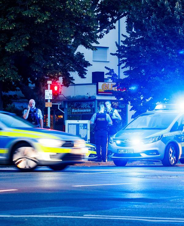 Die Polizei im Einsatz an einer Hauptstraße (Symbolfoto).