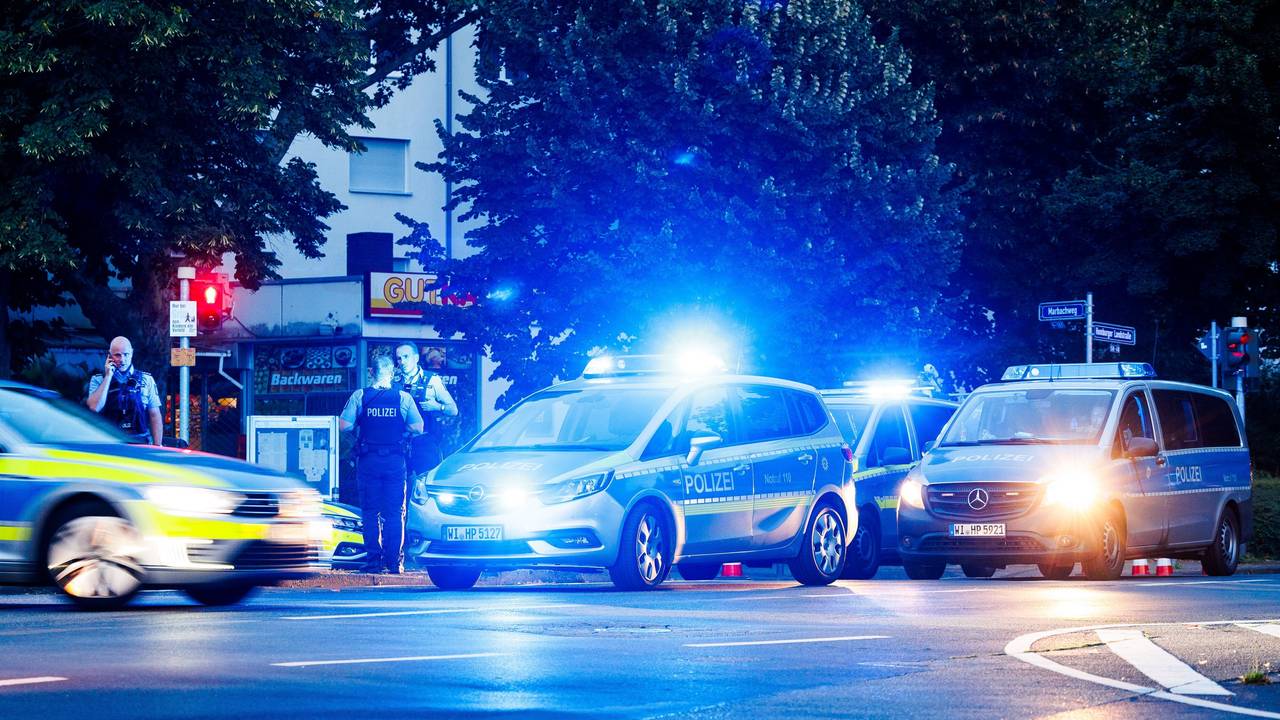 Die Polizei im Einsatz an einer Hauptstraße (Symbolfoto).