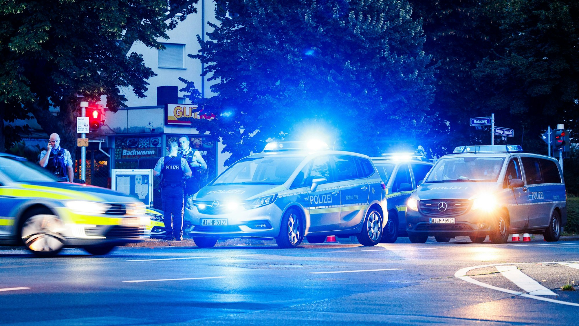 Die Polizei im Einsatz an einer Hauptstraße (Symbolfoto).