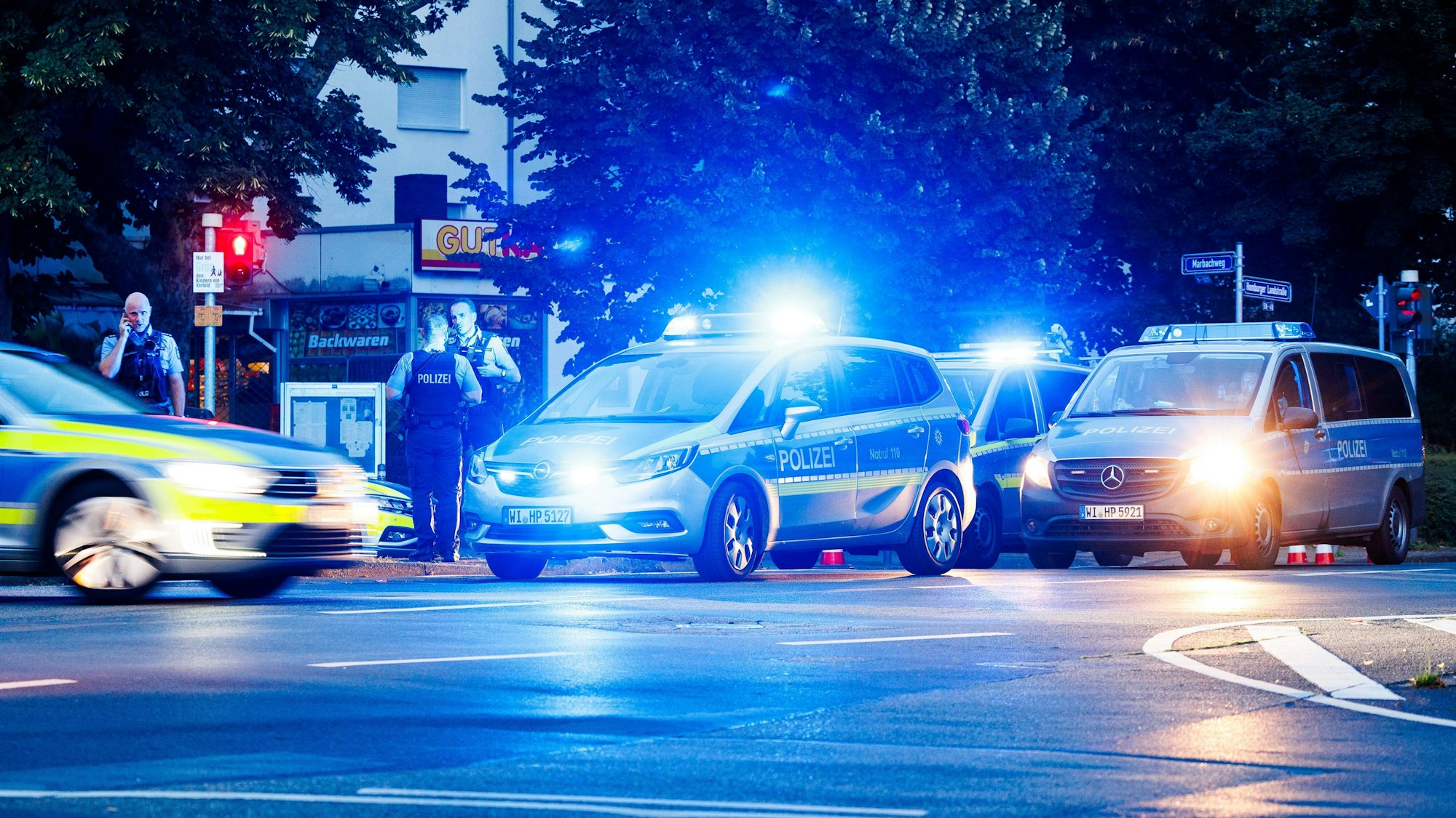 Die Polizei im Einsatz an einer Hauptstraße (Symbolfoto).