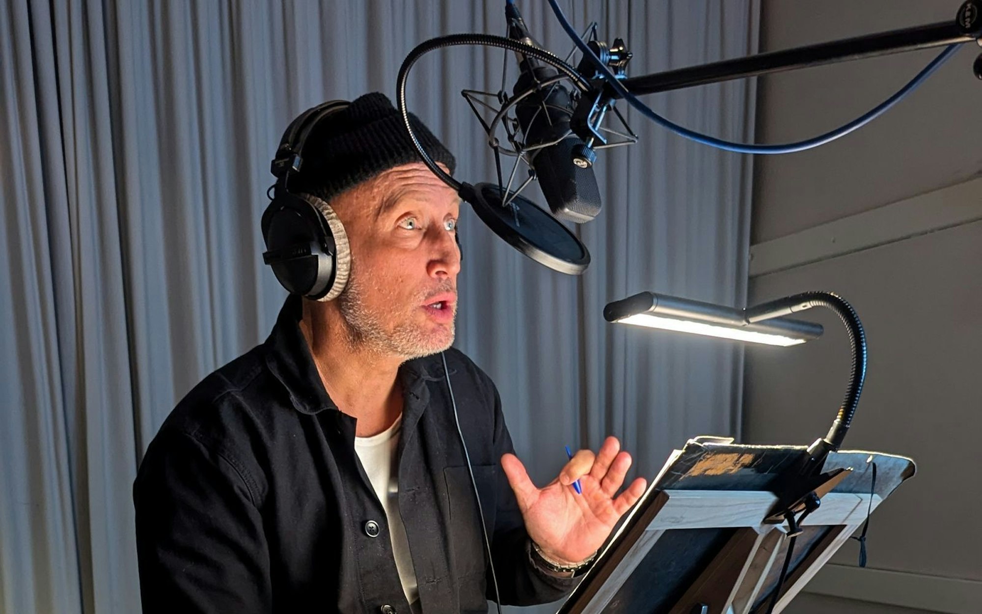 Benno Fürmann nimmt seinen Sprecher-Part für sechs Folgen „Erlebnis Erde: Faszination Europa“ in einem Tonstudio auf. (Bild: lightandshwadow/WDR)