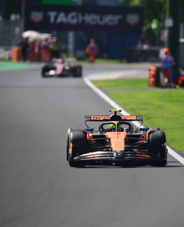 Lando Norris (McLaren) fährt über die Strecke in Monza.