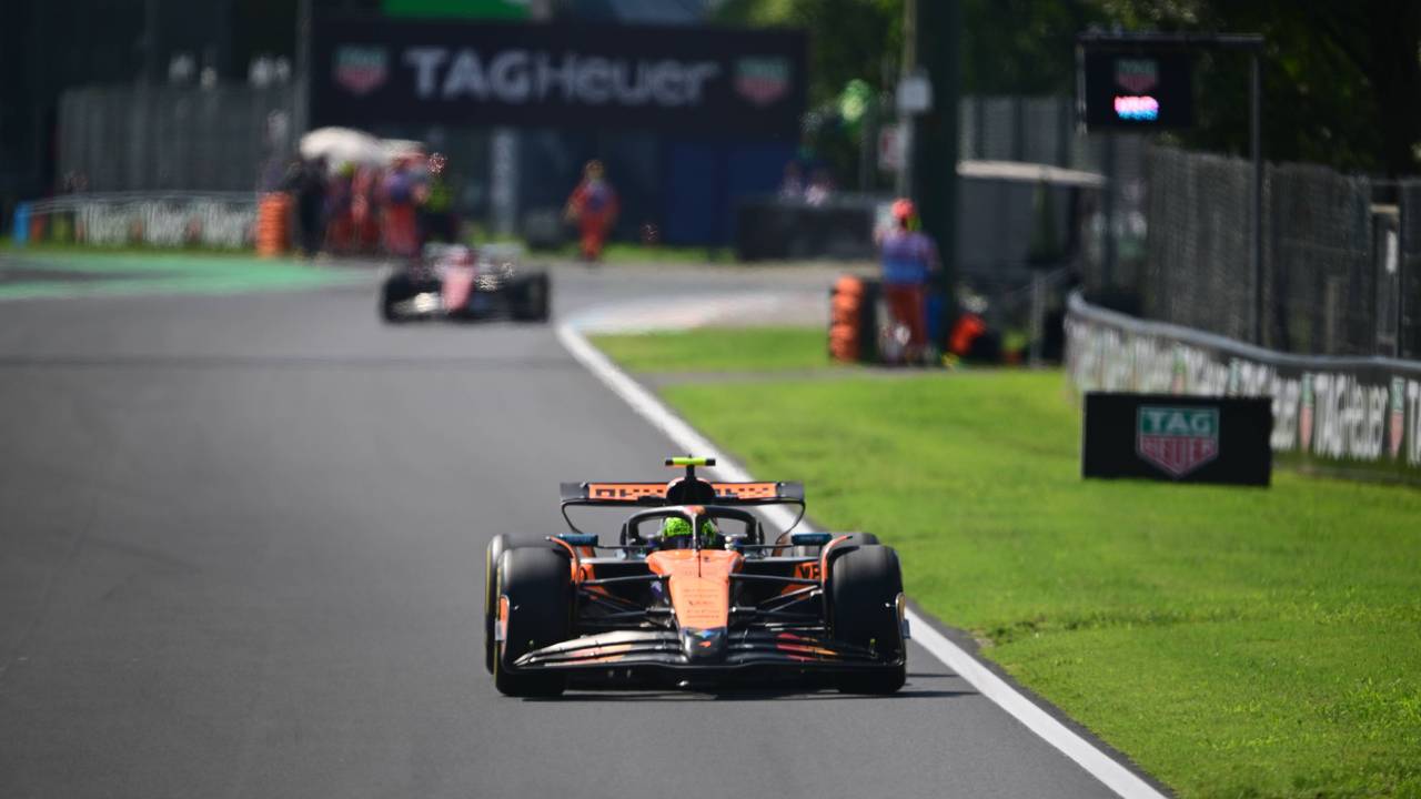 Lando Norris (McLaren) fährt über die Strecke in Monza.