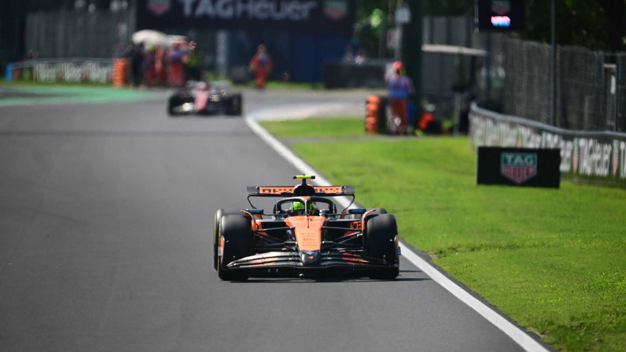 Lando Norris (McLaren) fährt über die Strecke in Monza.
