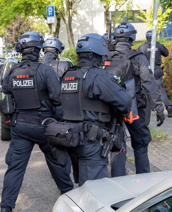 Polizisten bei einem Einsatz am Berufskolleg in Essen.