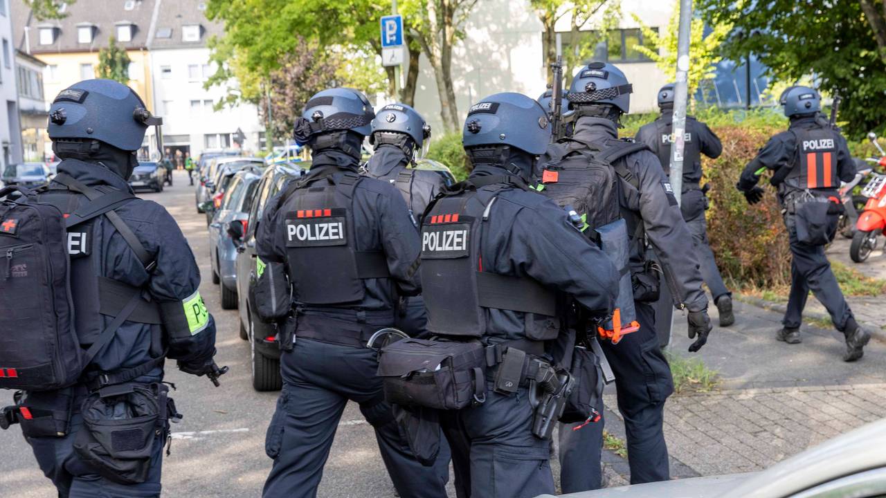 Polizisten bei einem Einsatz am Berufskolleg in Essen.