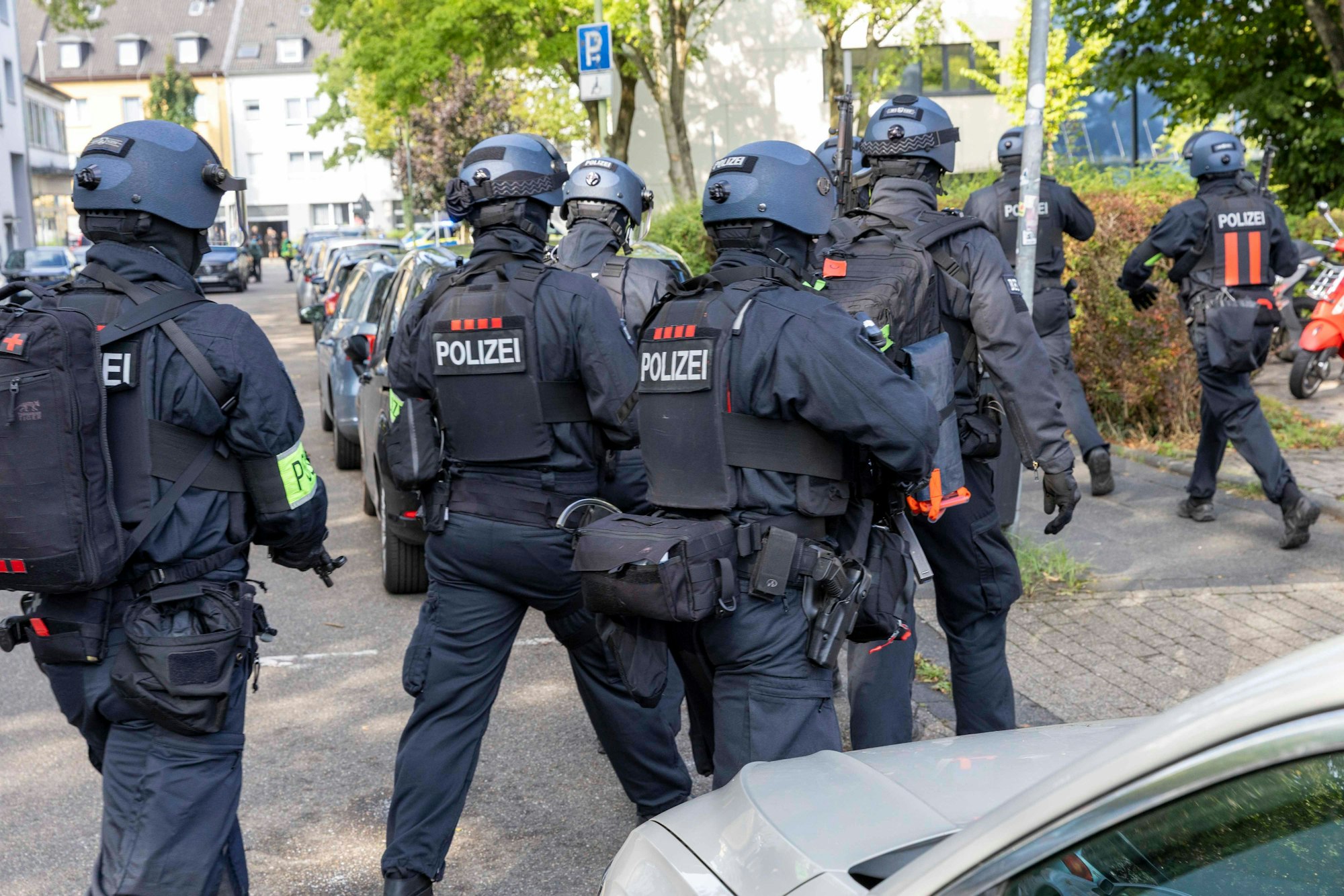 Polizisten bei einem Einsatz am Berufskolleg in Essen.