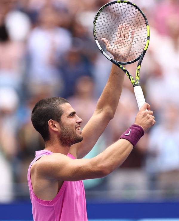 Carlos Alcaraz feiert seinen Sieg gegen Novak Djokovic im Halbfinale der US Open.