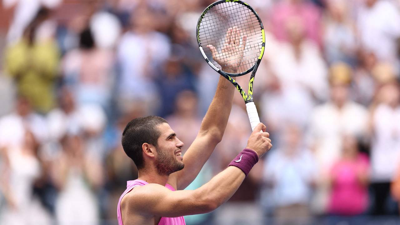 Carlos Alcaraz feiert seinen Sieg gegen Novak Djokovic im Halbfinale der US Open.