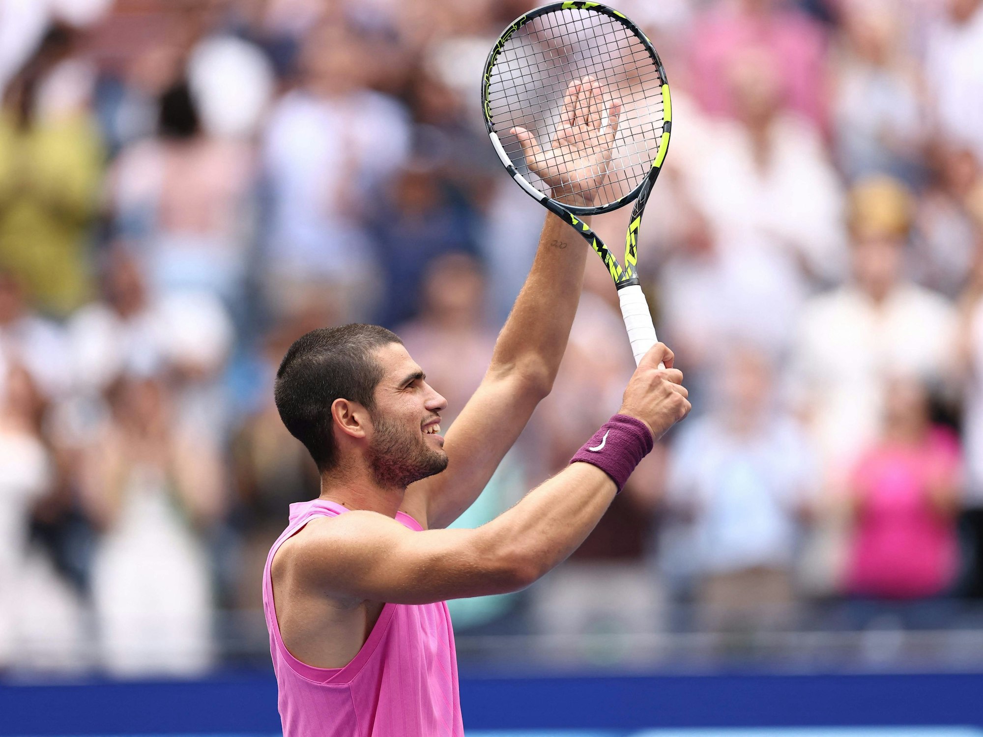 Carlos Alcaraz feiert seinen Sieg gegen Novak Djokovic im Halbfinale der US Open.