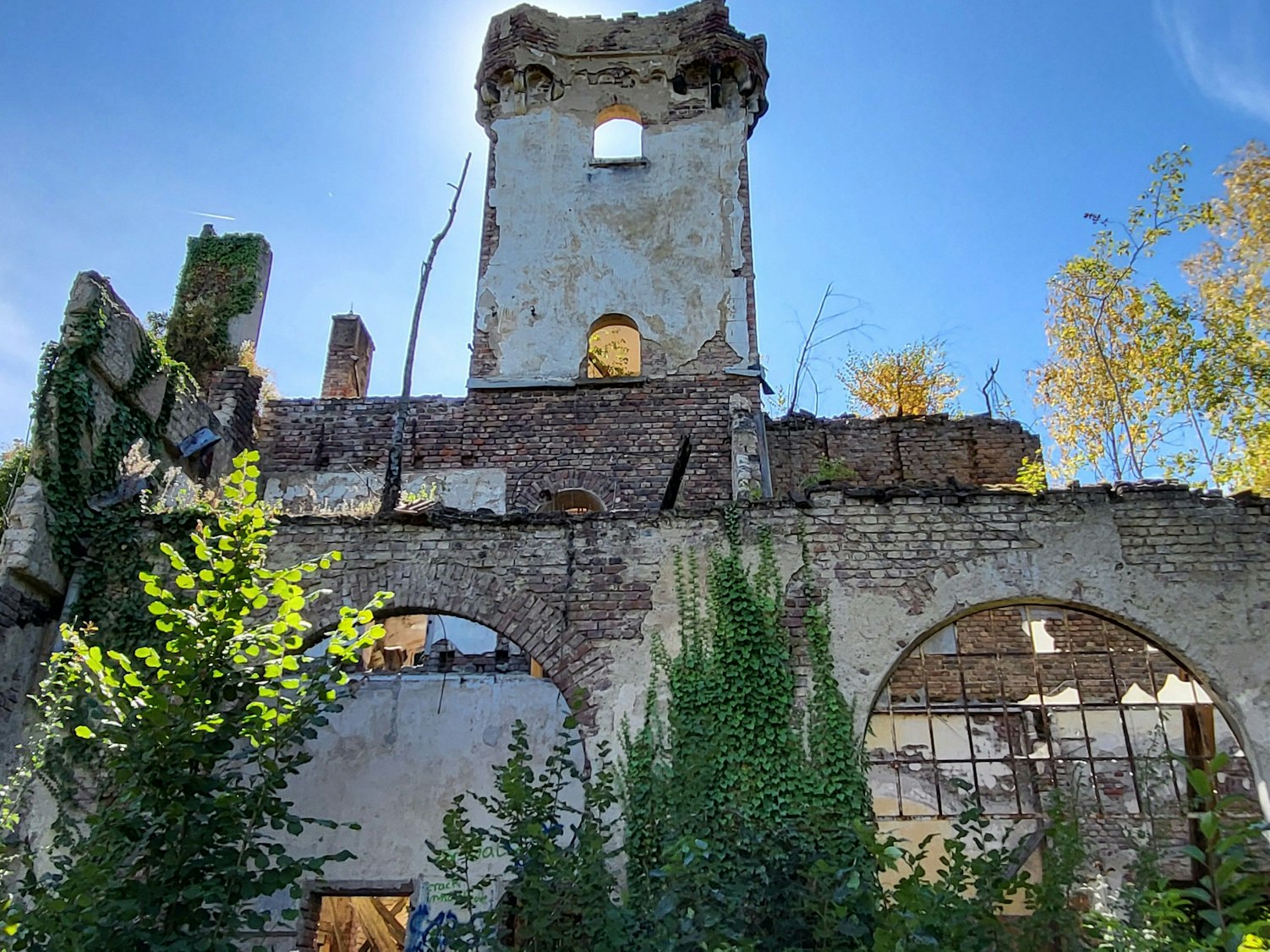 Das einst prächtige Anwesen mit großem Festsaal und Turm ist längst zu einem gruseligen „Lost Place“ verkommen.