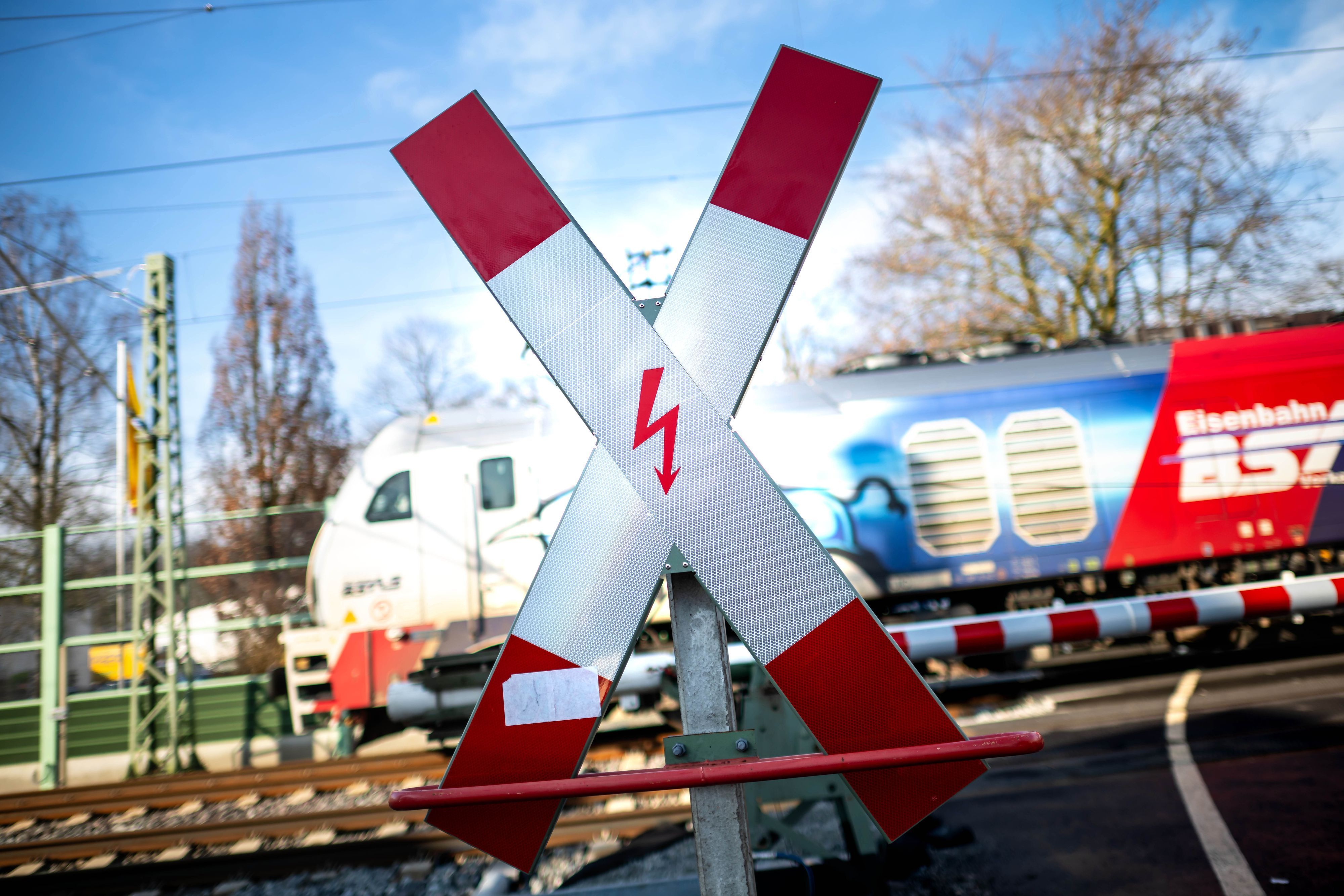 Ein Zug fährt über einen Bahnübergang (Symbolfoto).