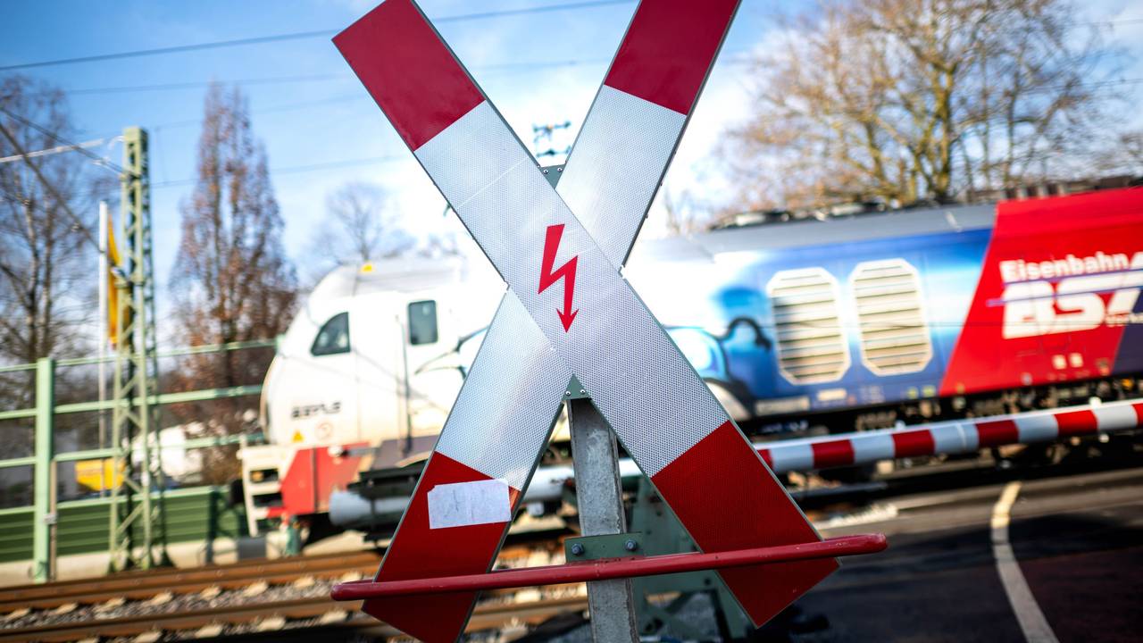 Ein Zug fährt über einen Bahnübergang (Symbolfoto).