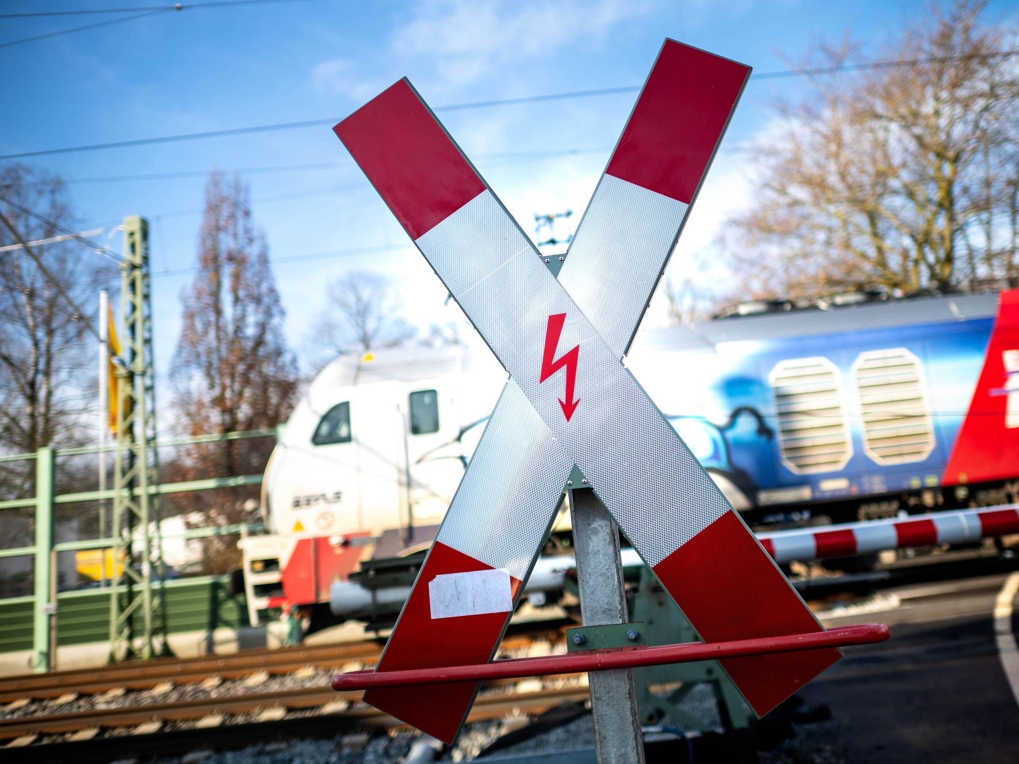 Ein Zug fährt über einen Bahnübergang (Symbolfoto).