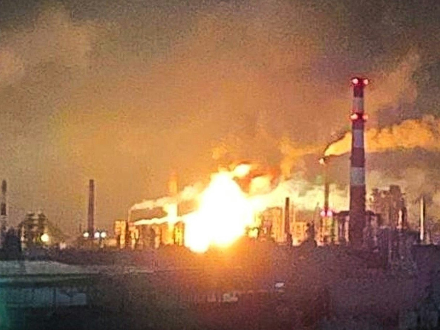 Der ukrainische Generalstab veröffentlichte ein Foto, auf dem die brennende Ölraffinerie in Rjasan in Russland zu sehen sein soll. (Archivbild)