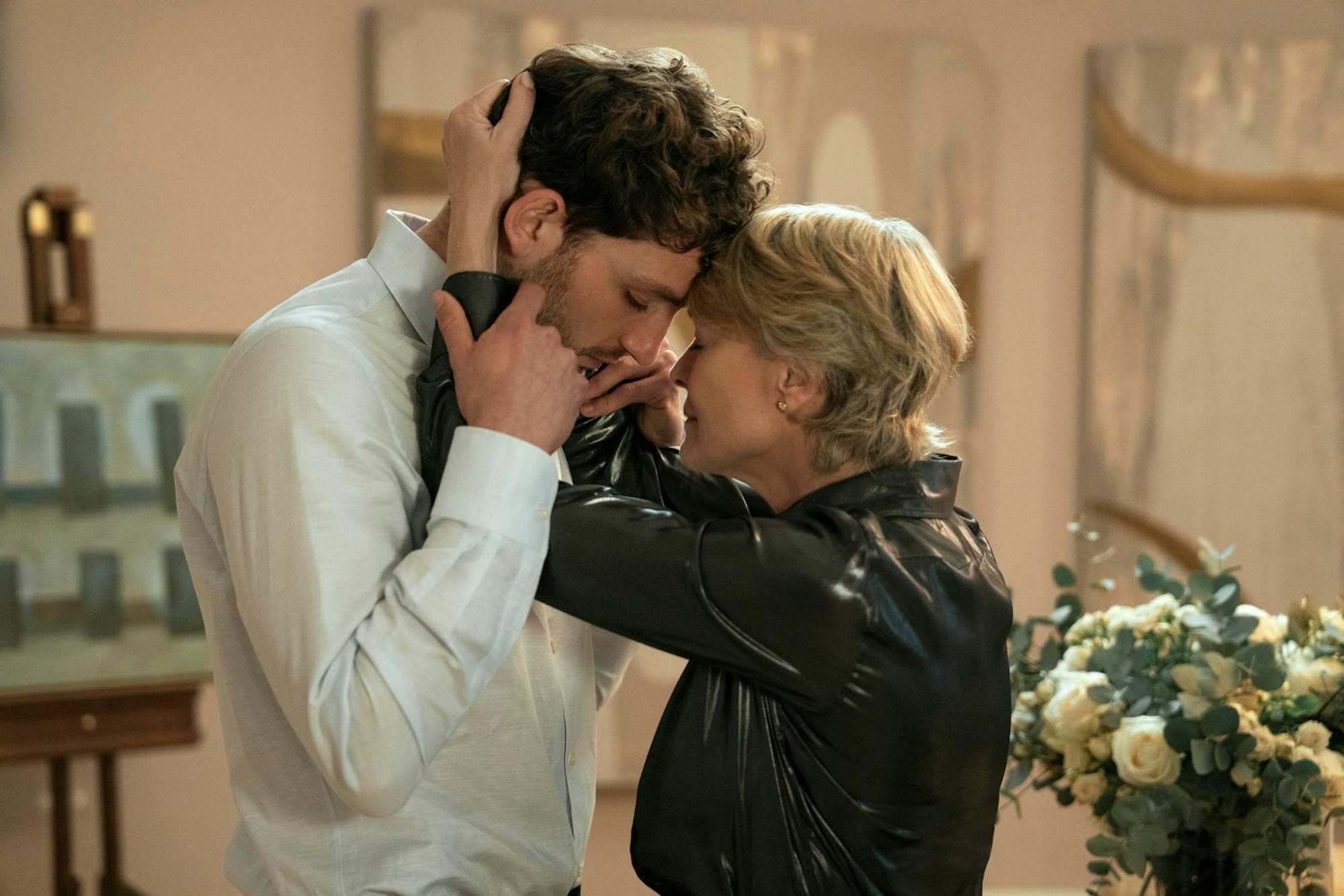 Laura (Robin Wright) hat ein inniges Verhältnis zu ihrem ihr Sohn Daniel (Laurie Davidson). (Bild: Amazon Content Services LLC/Christopher Raphael)