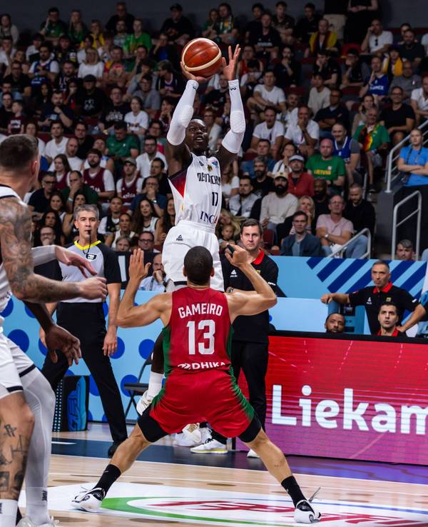Dennis Schröder (M.) setzt zum Wurf an.